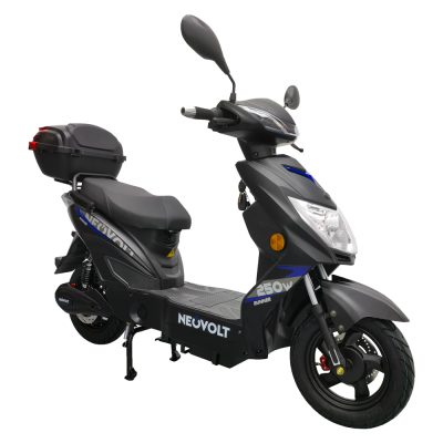 Scooter elétrica preta com detalhes azuis e cinzentos e bagageira traseira