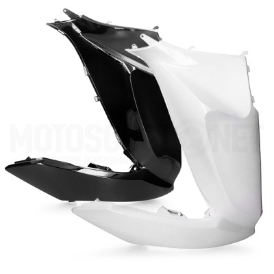 Carenagem de mota em plástico branco e preto sobre fundo branco