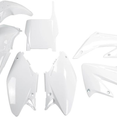 Peças plásticas brancas para mota organizadas em fundo branco