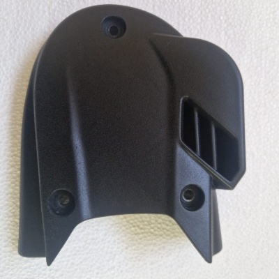 Suporte plástico preto com ranhuras, 3 orifícios para fixação, sobre fundo branco