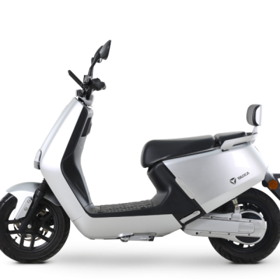 Mota elétrica branca com detalhes pretos e logo NIU na lateral