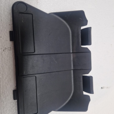 Peça preta de plástico com superfície lisa e recortes