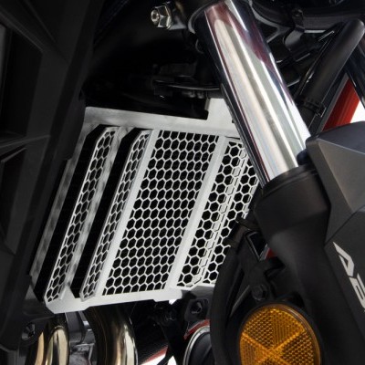 Peça frontal de mota com proteção metálica e suspensão cromada