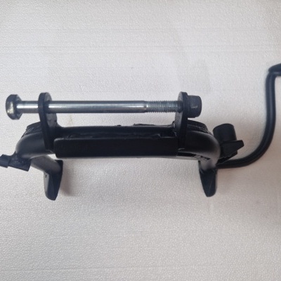 Dispositivo de metal preto com parafuso prateado sobre superfície branca