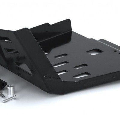 Suporte metálico preto com acessórios sobre fundo branco