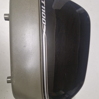 Tampa de motor preta e cinzenta com texto ST1100S