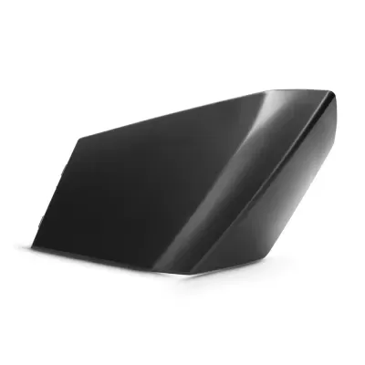 Peça preta angular numa base branca