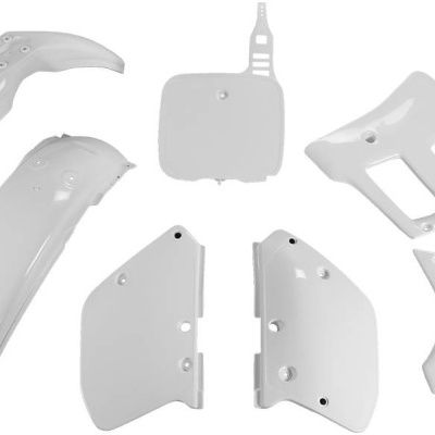 Peças plásticas brancas para moto sobre fundo branco