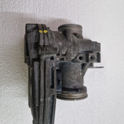 Componente automóvel cinzento escuro em fundo branco texturizado