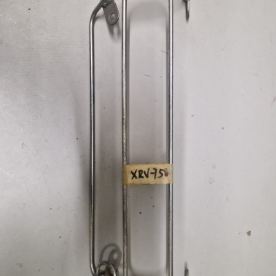 Suporte metálico prateado com etiqueta amarela XRV750