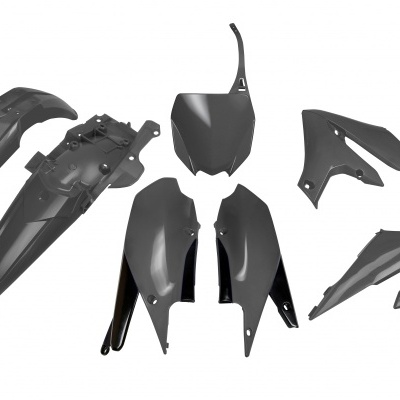 Conjunto de peças plásticas pretas para motocicleta sobre fundo branco