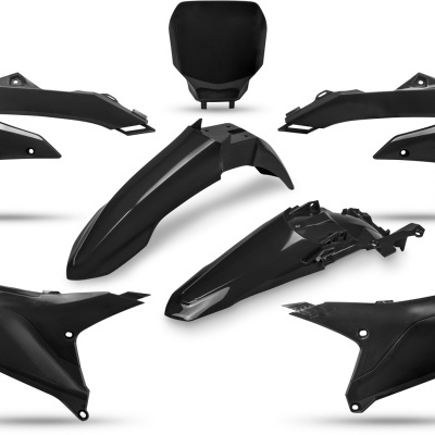 Conjunto de peças plásticas pretas para motocicleta sobre fundo branco