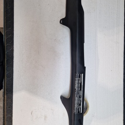 Para-choques dianteiro preto em plástico com etiqueta preta com texto branco