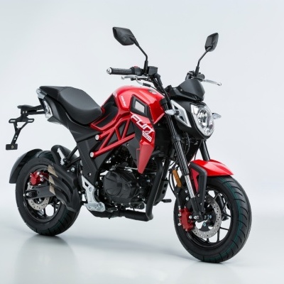 Motocicleta desportiva vermelha e preta num fundo branco