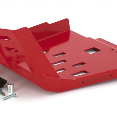 Placa metálica vermelha com acessórios sobre fundo branco