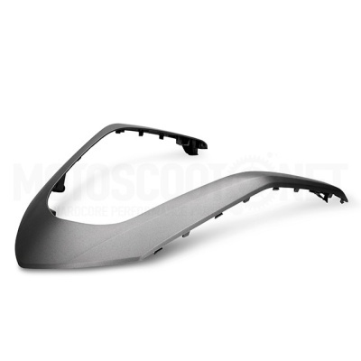 Carenagem prateada metálica em plástico com encaixes, sobre fundo branco