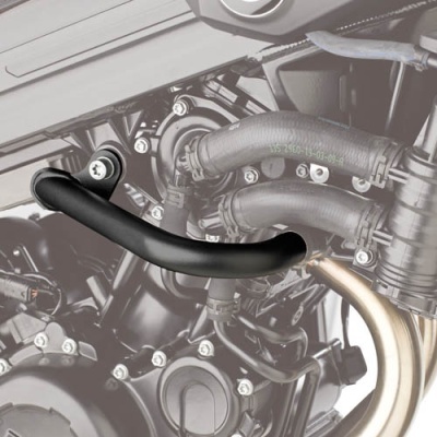 Tubo de borracha preto curvo montado em motor automóvel