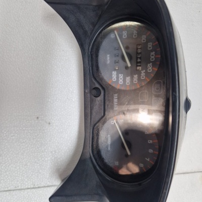 Painel de instrumentos preto com velocímetro e conta-rotações Yamaha