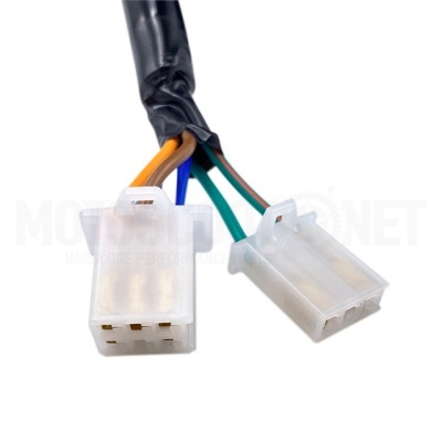 Conectores elétricos plásticos brancos com fios coloridos.