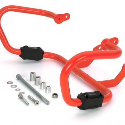 Estrutura metálica laranja com acessórios metálicos sobre fundo branco