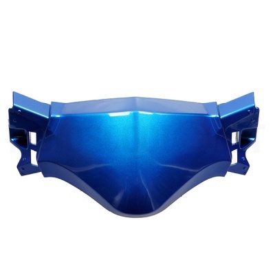 Peça plástica azul metálico para motocicleta sobre fundo branco