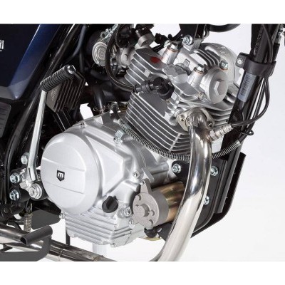 Motor de motocicleta metálico com detalhes pretos e fundo branco