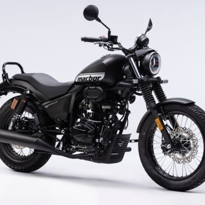 Motocicleta preta Machbor em fundo branco