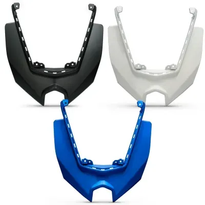 Capas de plástico preto, branco e azul para veículos em fundo branco