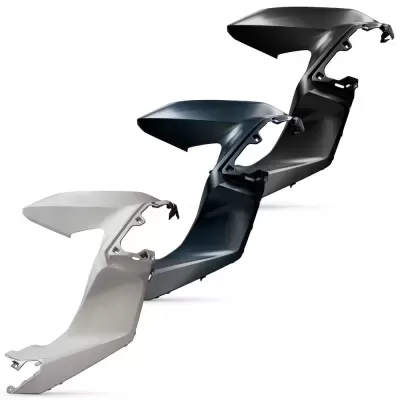 Três painéis de carenagem para motocicleta em diferentes cores sobre fundo branco.