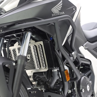 Motociclo Honda preto e branco com detalhes cromados em fundo branco