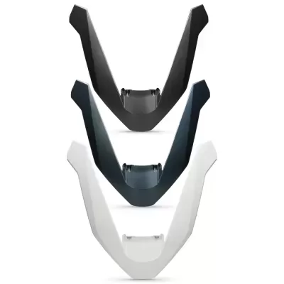 Três viseiras para capacete em plástico preto, azul escuro e branco.