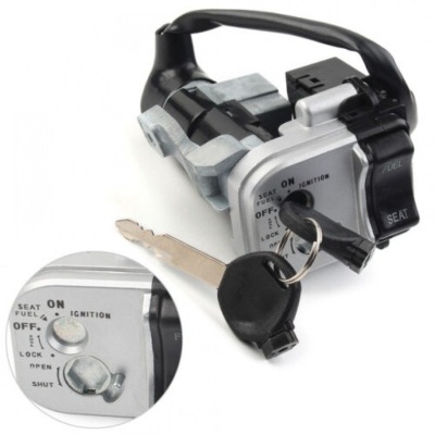 chave de ignição para mota com texto gravado e chave inserida