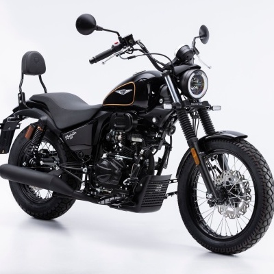 Motocicleta preta com detalhes dourados e cromados