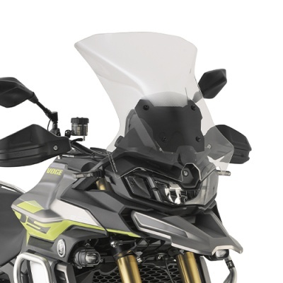 Motocicleta cinzenta e preta com para-brisas alto transparente e farol LED