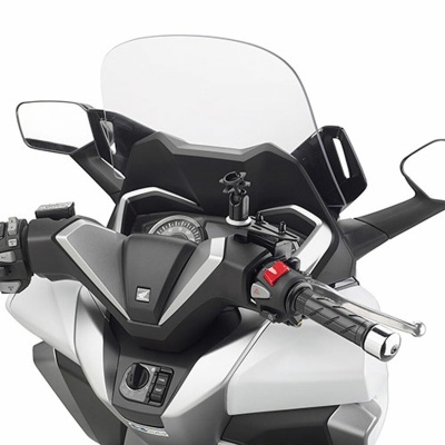 Mota prateada e preta vista de perto, detalhes do guiador e visor