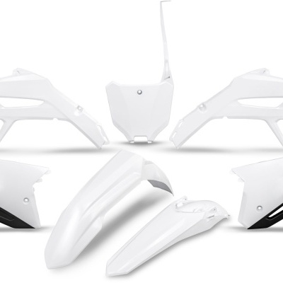 Peças de mota em plástico branco sobre fundo branco