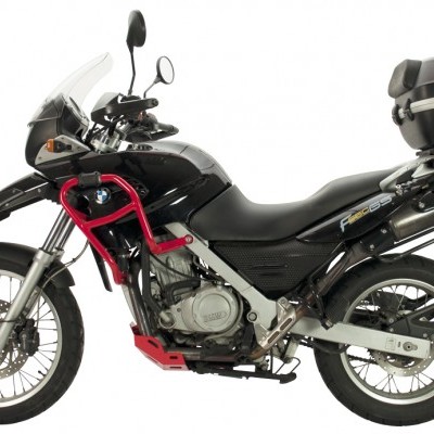 Motocicleta preta tipo trail com mala traseira e para-brisas