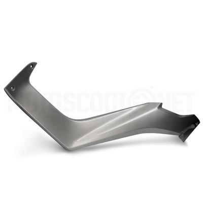 Peça metálica cinza fosco com design angular e três furos para fixação