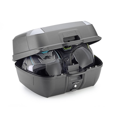 Mala de moto cinzenta aberta com dois capacetes dentro