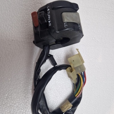 Controle de interruptores para motocicleta preto com botões e fios coloridos