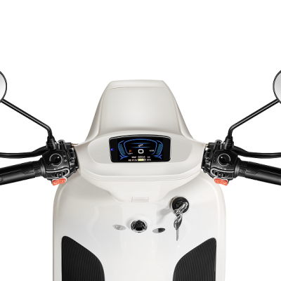 Painel de controlo digital de scooter branca com espelhos redondos e punhos pretos