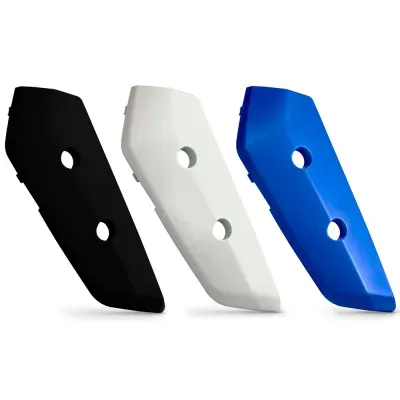 Capas de plástico preto, branco e azul com dois buracos circulares