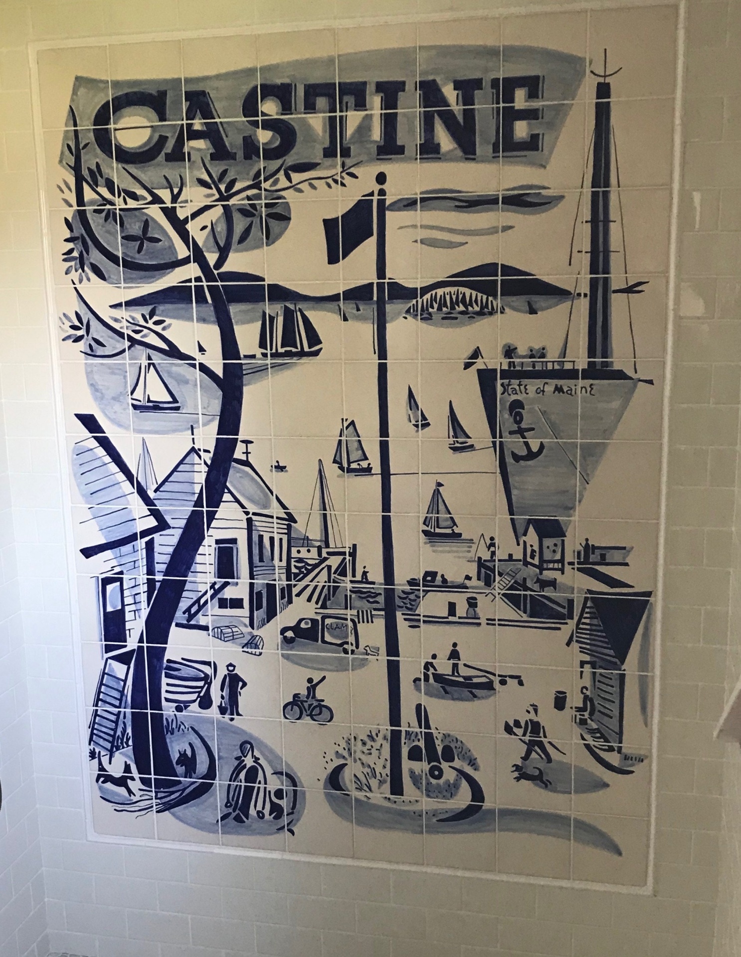 Painel de azulejos decorativos com ilustração azul de vila costeira e texto CASTINE