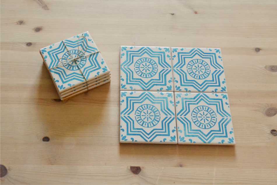 Coasters Set in portuguese tiles hand painted, turquoise, Set L Azulejos decorativos azuis e brancos sobre mesa de madeira