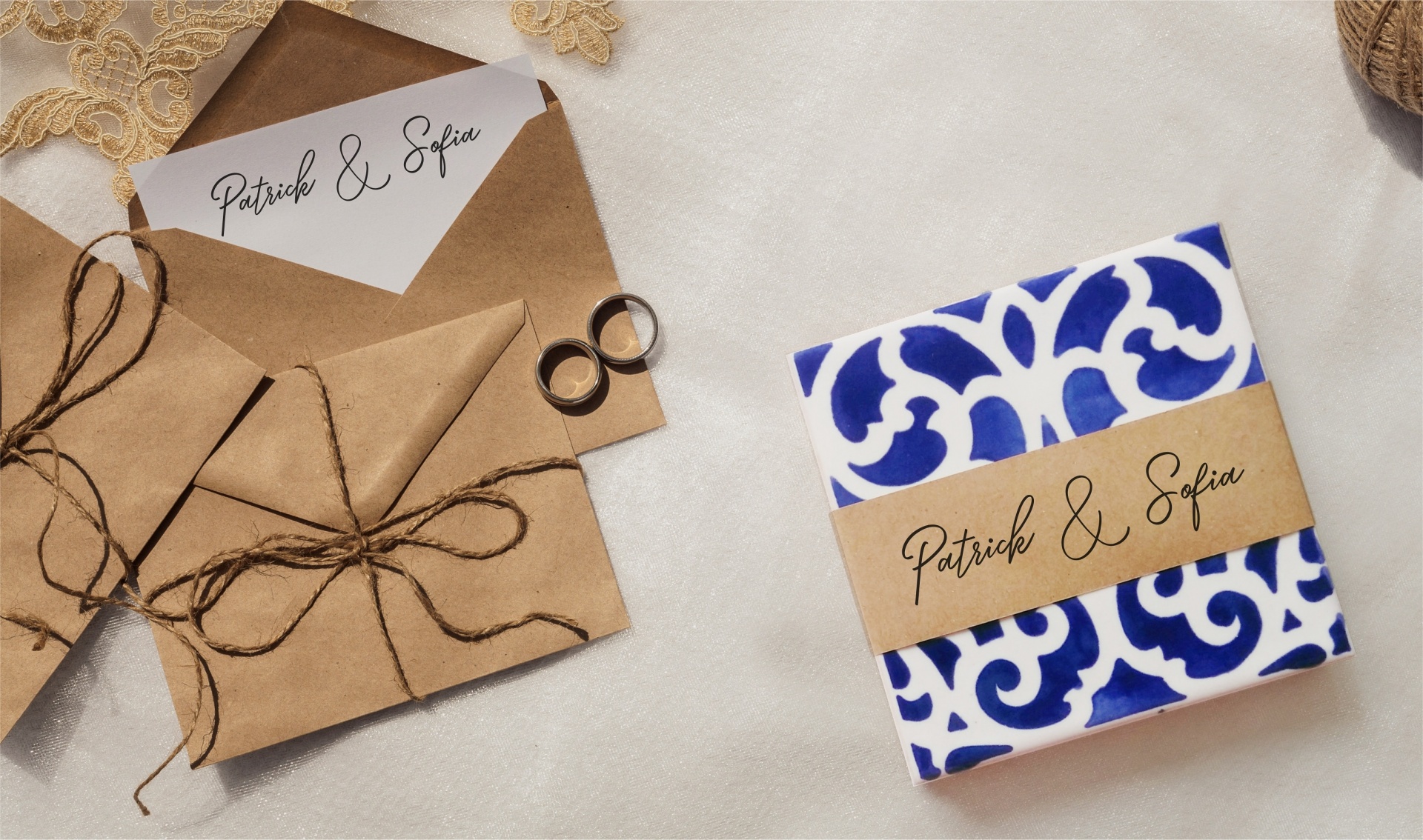 Wedding Favours - Portuguese Tiles Convite de casamento com envelopes castanhos e cartão Patrick & Sofia ao lado de objeto embrulhado em papel azul e branco