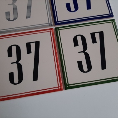 Placas quadradas com número 37 e molduras em cores diferentes