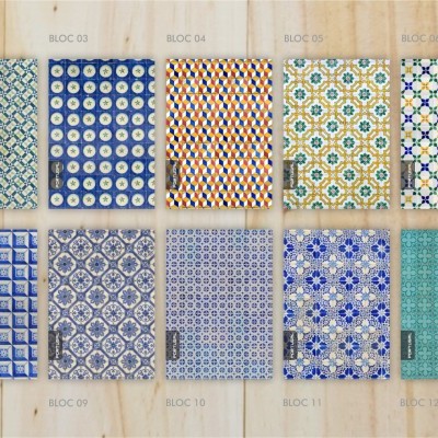 Painéis de azulejos decorativos coloridos variados dispostos em duas filas sobre madeira clara