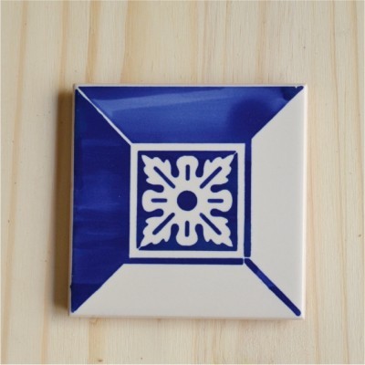 azulejo cerâmico azul e branco com padrão geométrico e floral