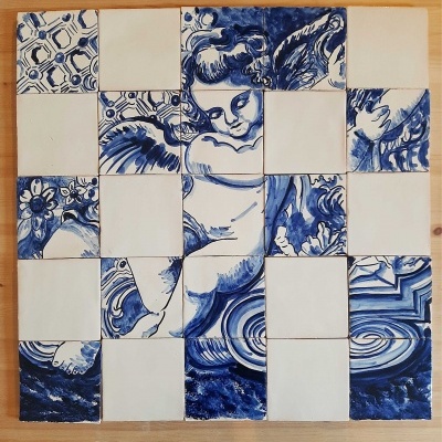 Azulejos cerâmicos azuis e brancos com figura de anjo dispostos em quadrícula