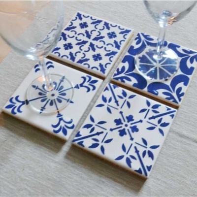 Azulejos de cerâmica azul e branco com taças de vidro em cima